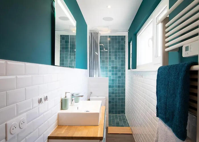 Le Red St Leon : Lit Queen Size * Wifi * Ideal Couple